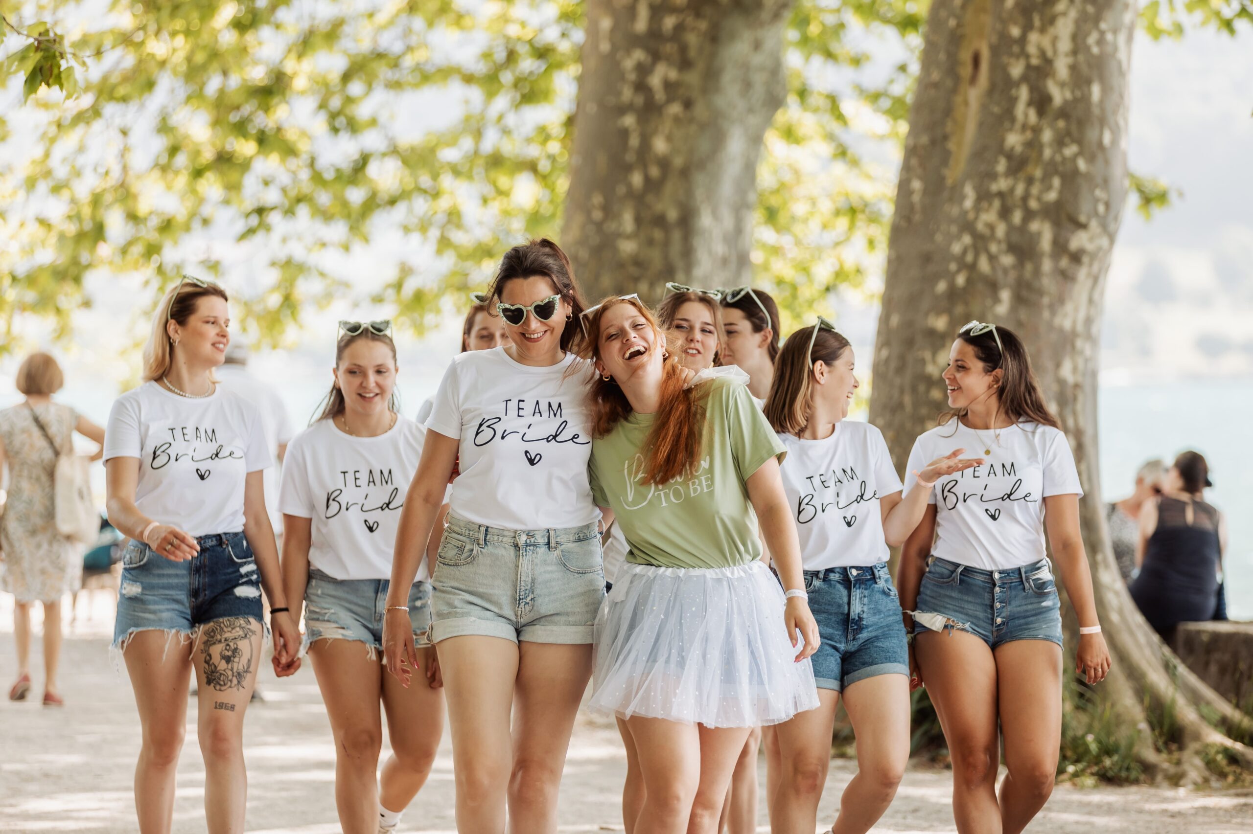Tournage d’un clip vidéo EVJF à Annecy avec une vidéaste professionnelle et un groupe de copines en plein playback