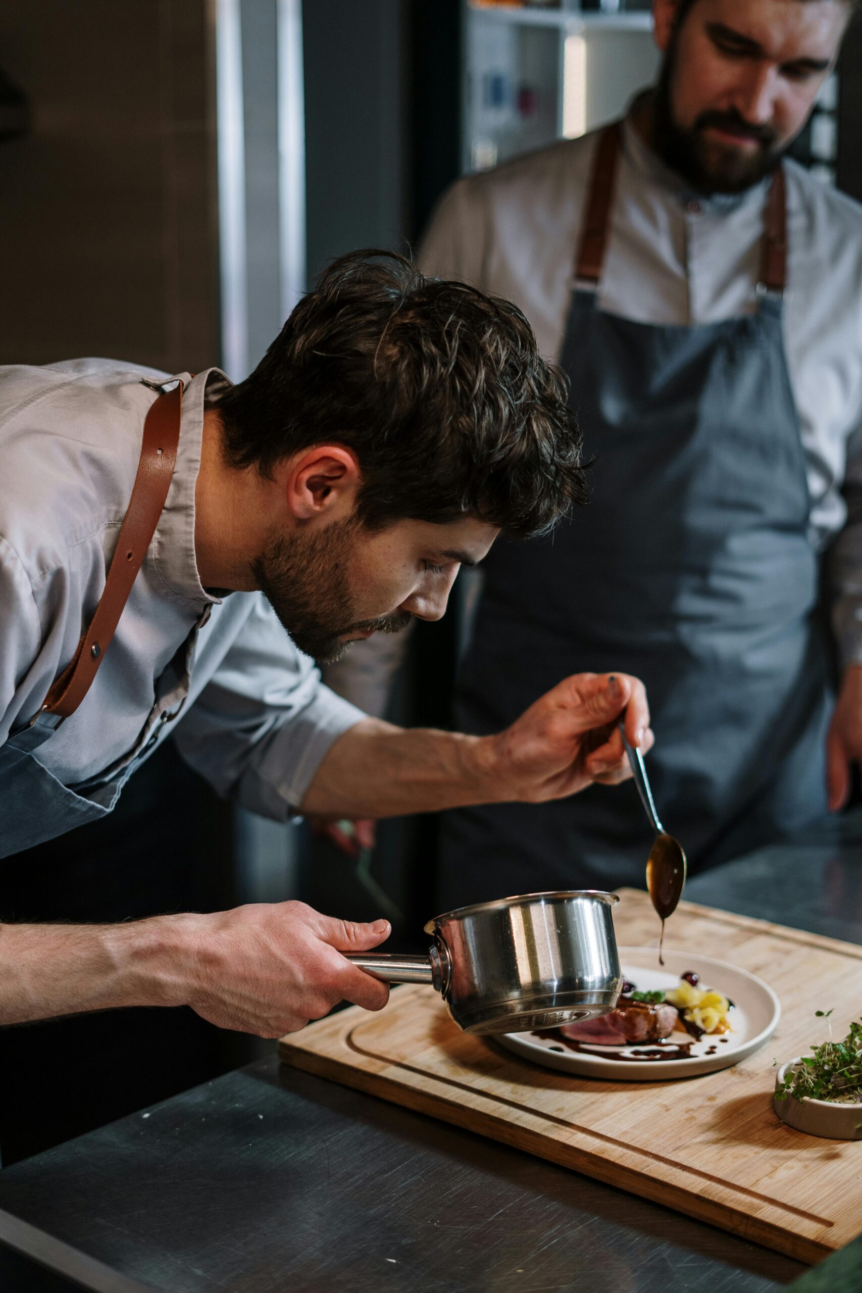 Atelier cuisine EVJF à Deauville à domicile, avec un groupe de filles en train de cuisiner ensemble autour d’un chef.