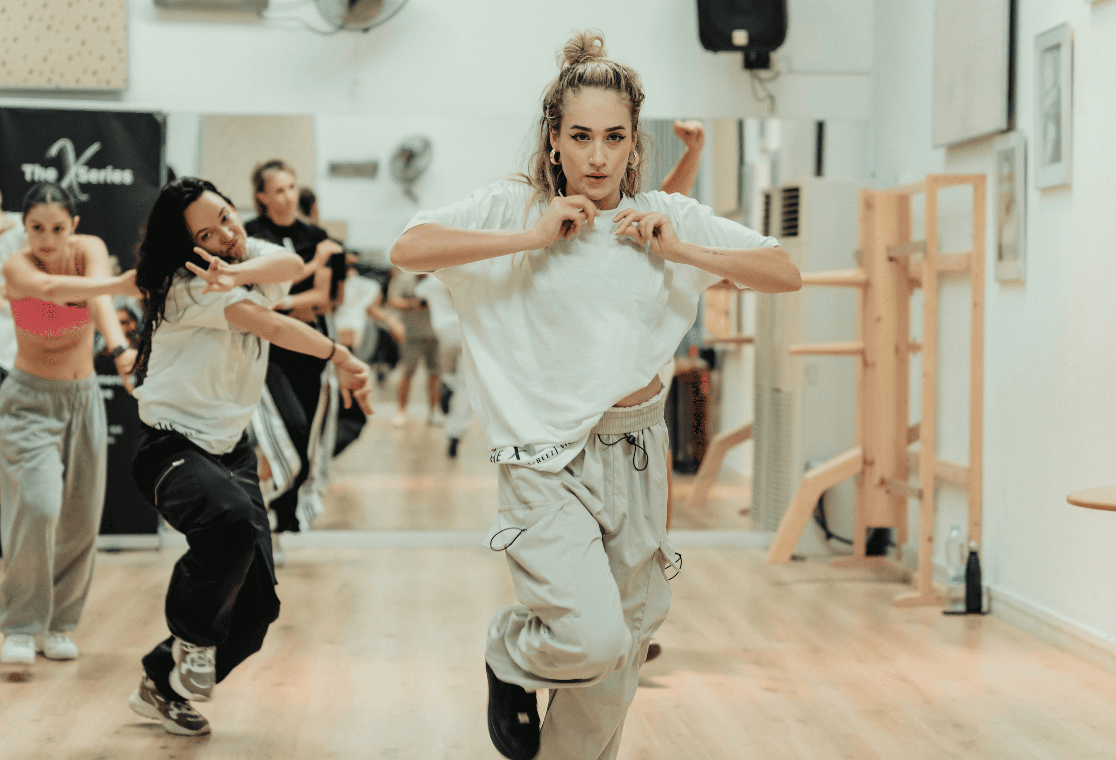 Cours de danse EVJF à Strasbourg, moment fun et rythmé entre amies pour célébrer la future mariée.