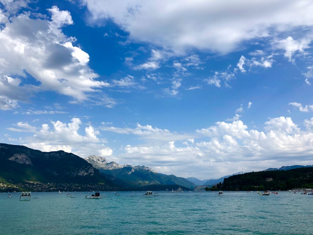 Bateau privatisé naviguant sur le lac d’Annecy avec un groupe de femmes célébrant un EVJF, ambiance festive et vue sur les montagnes
