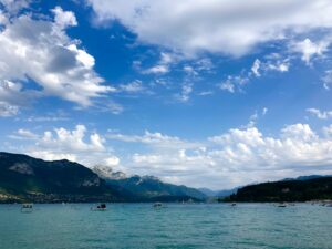 Bateau privatisé naviguant sur le lac d’Annecy avec un groupe de femmes célébrant un EVJF, ambiance festive et vue sur les montagnes