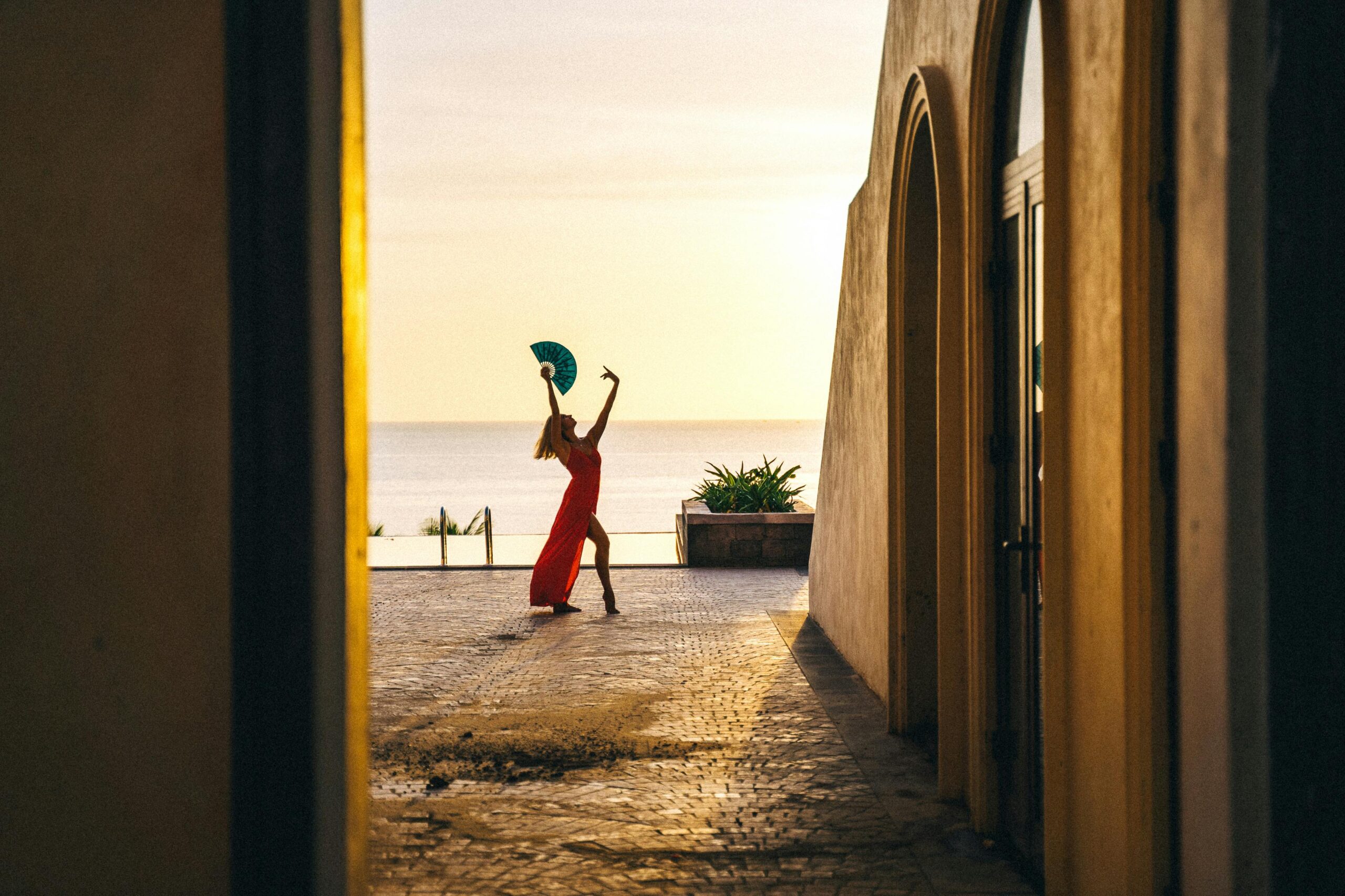Groupe de femmes en train de danser la salsa lors d’un EVJF à Deauville dans une ambiance festive et rythmée