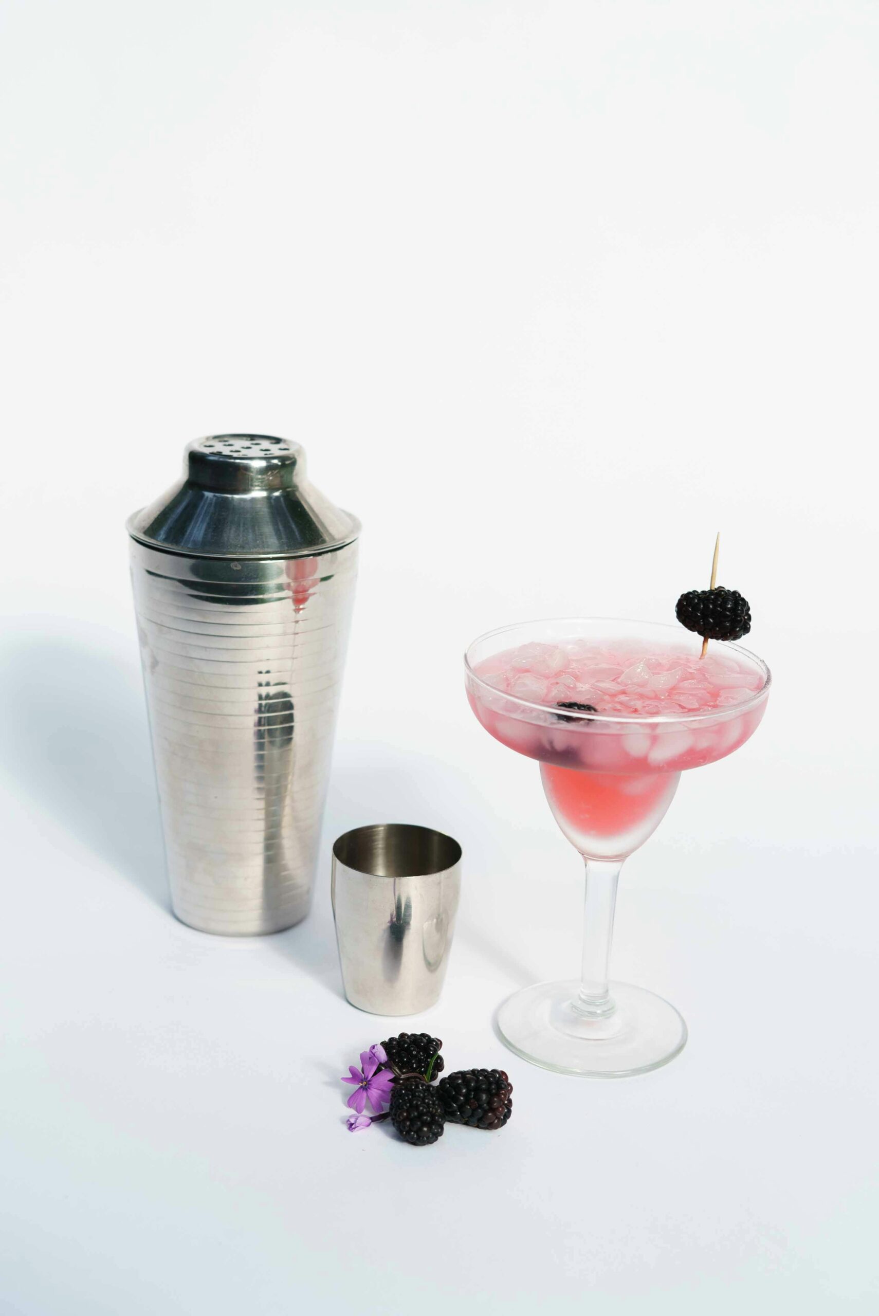 EVJF à Deauville : participantes souriantes réalisant des cocktails maison avec un barman à domicile