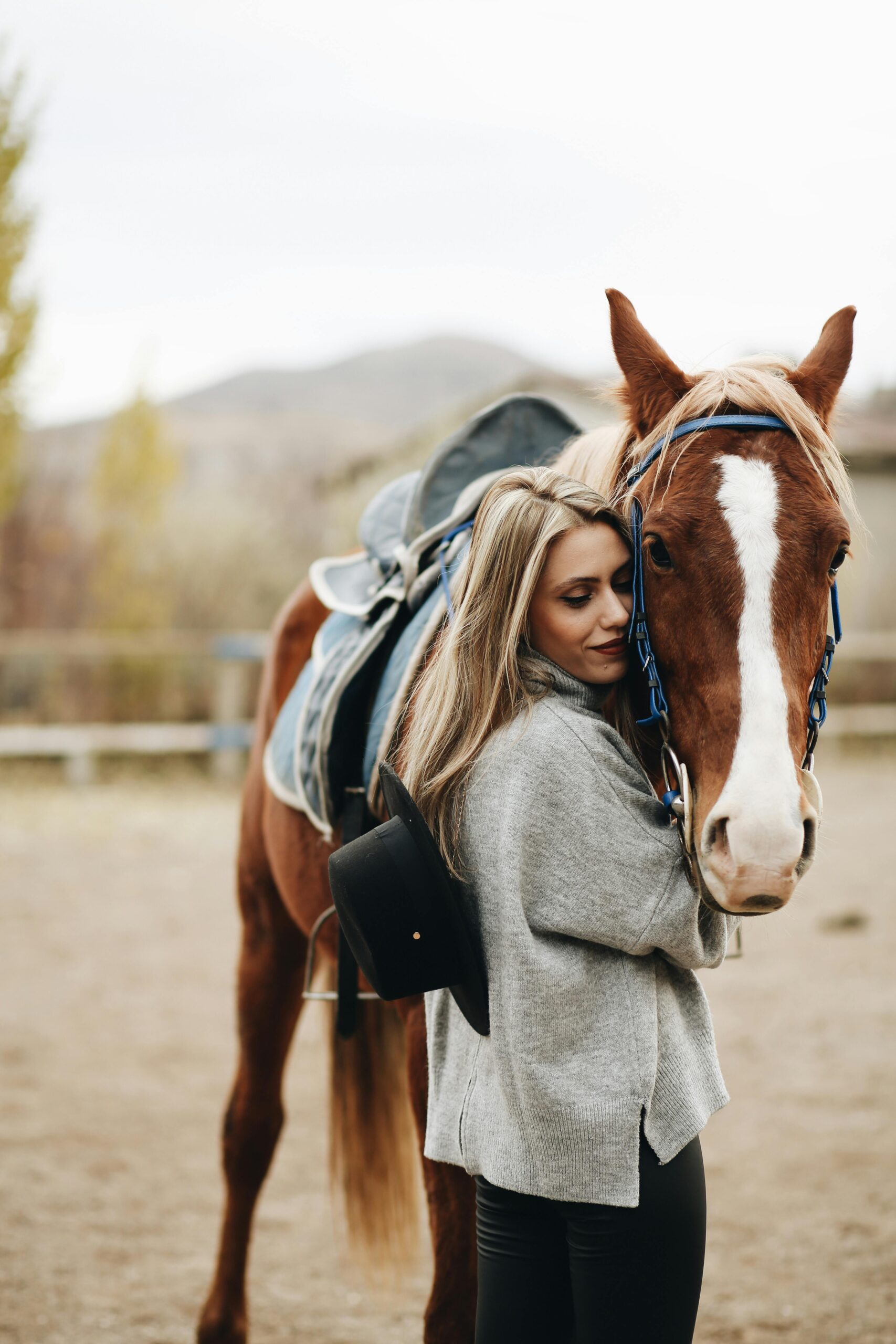 Jeune femme à cheval profitant d'une balade dans la campagne verdoyante de Deauville pendant un EVJF.