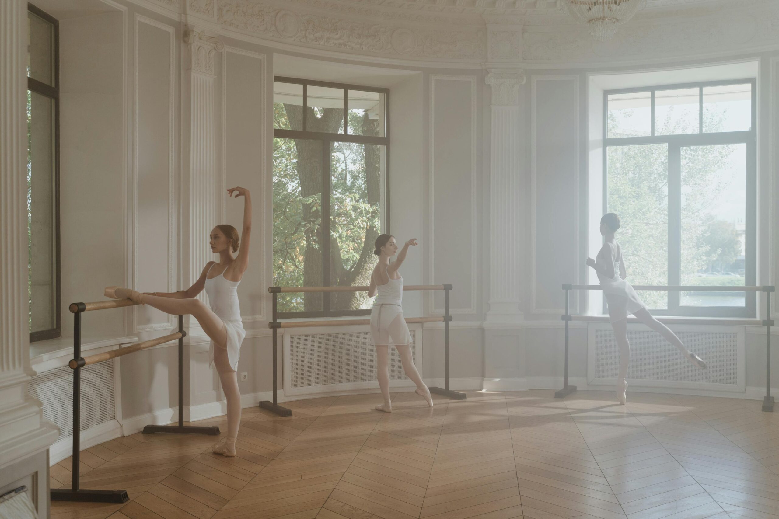 Groupe de femmes en tenue élégante effectuant des mouvements de danse classique lors d’un cours EVJF à Deauville
