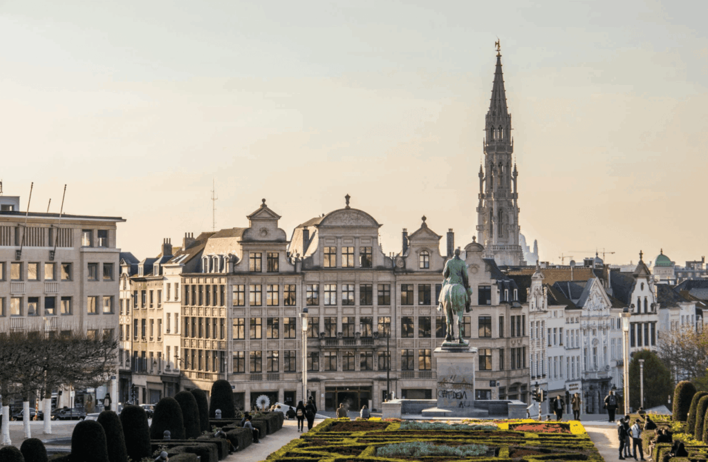 Vue urbaine de Bruxelles lors d’un EVJF, participantes explorant la ville dans le cadre du jeu de piste Trésor de la Mariée