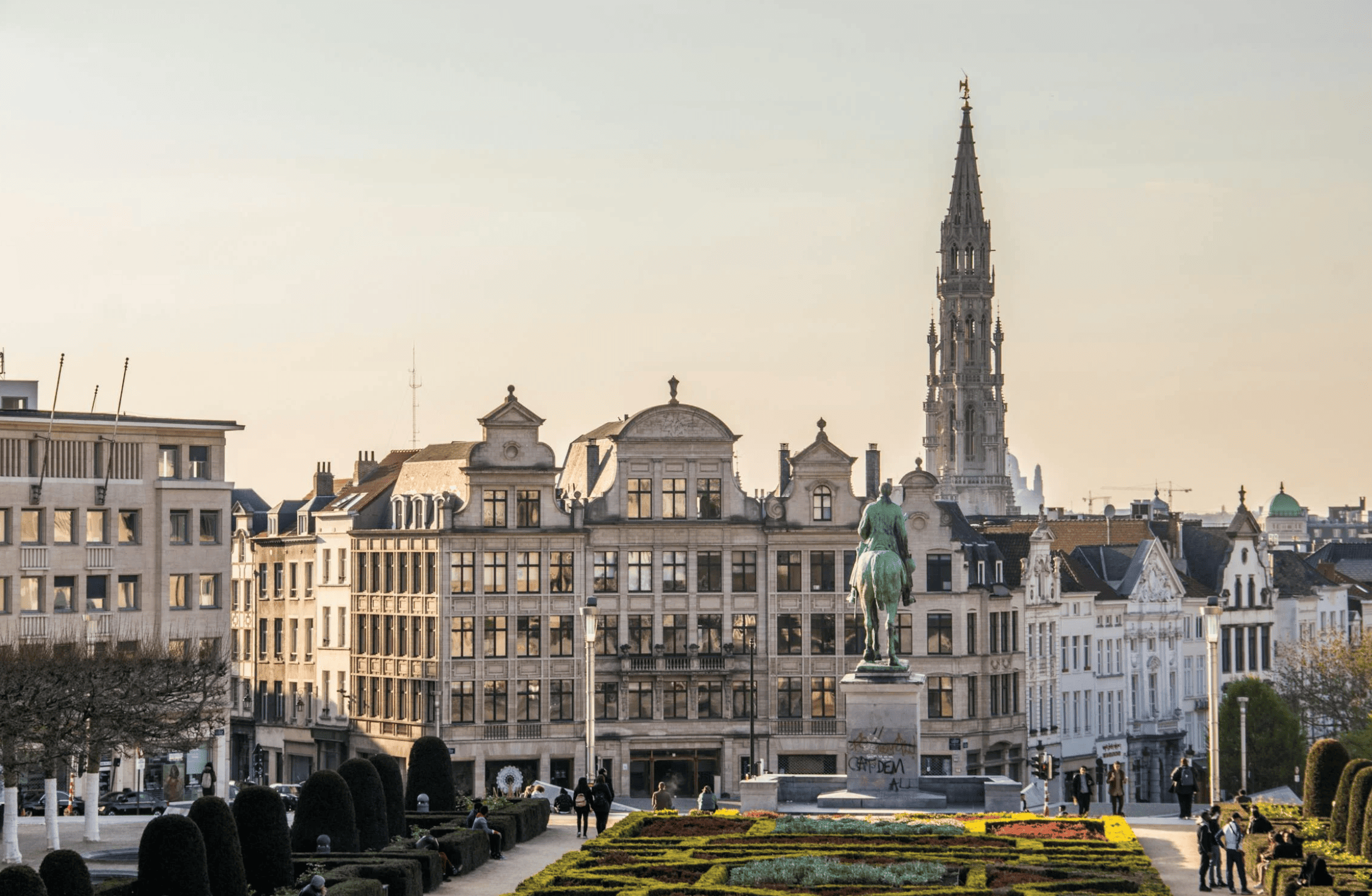 Vue urbaine de Bruxelles lors d’un EVJF, participantes explorant la ville dans le cadre du jeu de piste Trésor de la Mariée