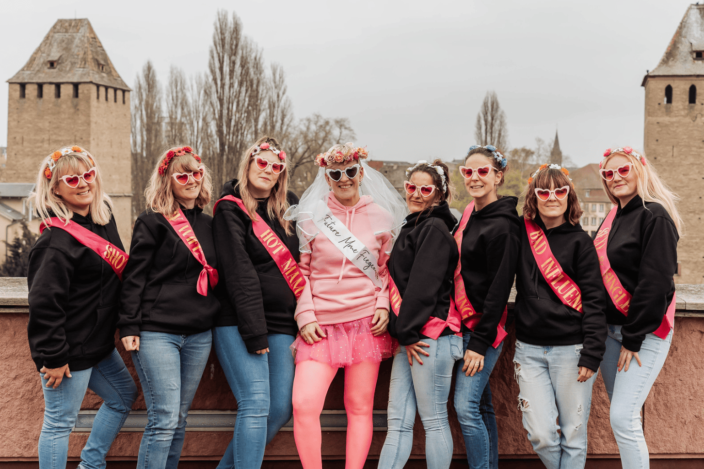Instant spontané lors d’un shooting photo EVJF à Strasbourg – éclats de rire et complicité entre amies.