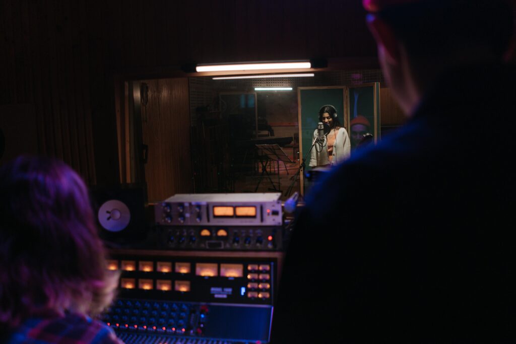 Un groupe de femmes souriantes en train d'enregistrer une chanson en studio d'enregistrement à Bordeaux pour un enterrement de vie de jeune fille.