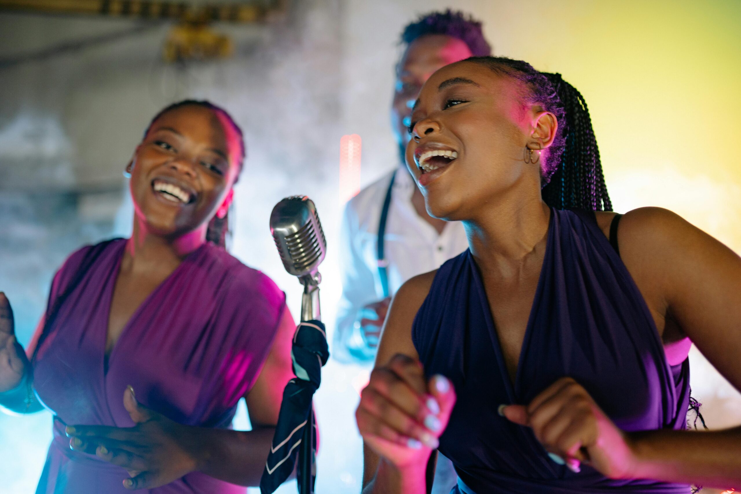Karaoké EVJF à Strasbourg, future mariée et amies chantant et s’amusant.