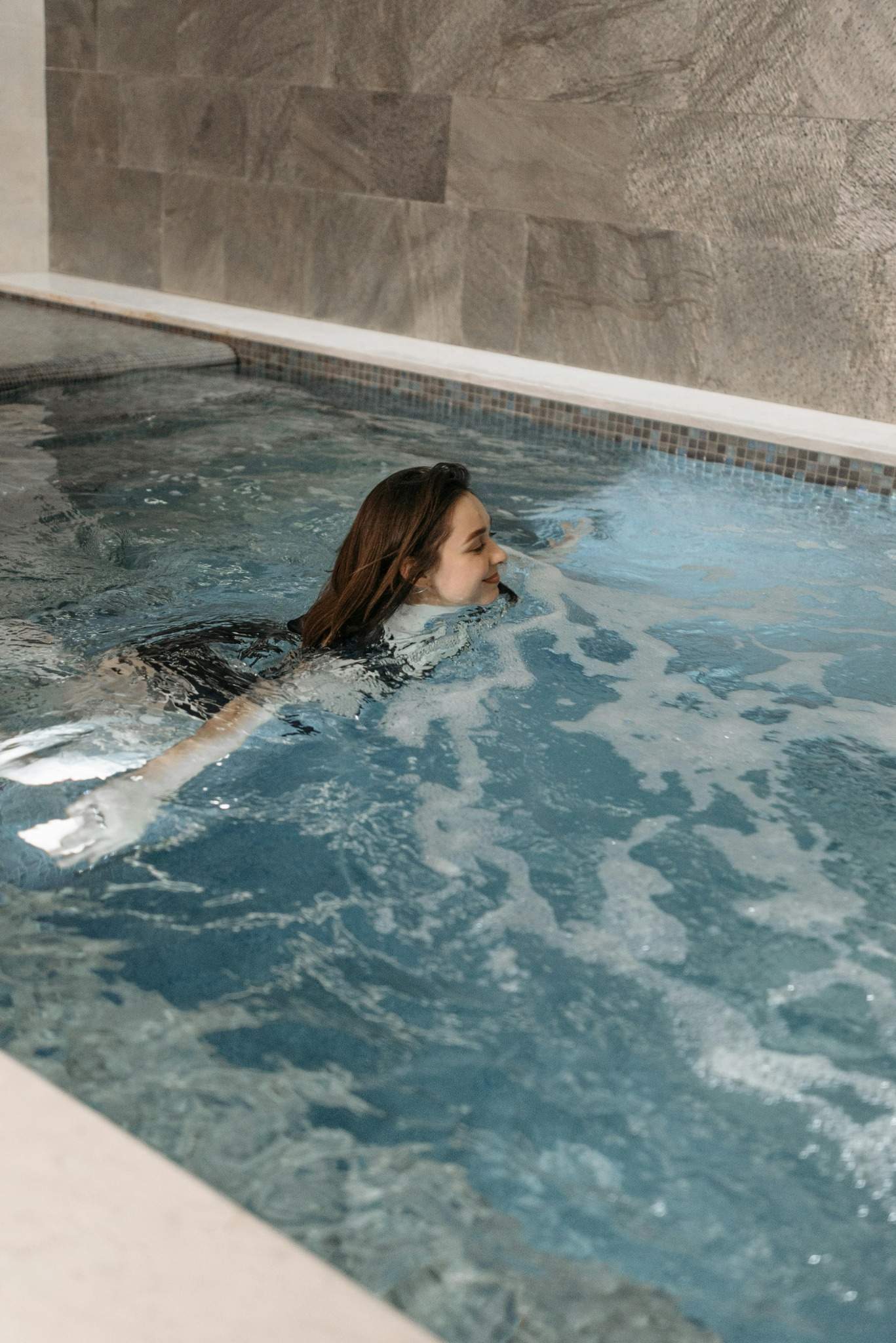 Piscine intérieure dans un spa privatisé pour un moment de détente lors d’un enterrement de vie de jeune fille à Marseille.