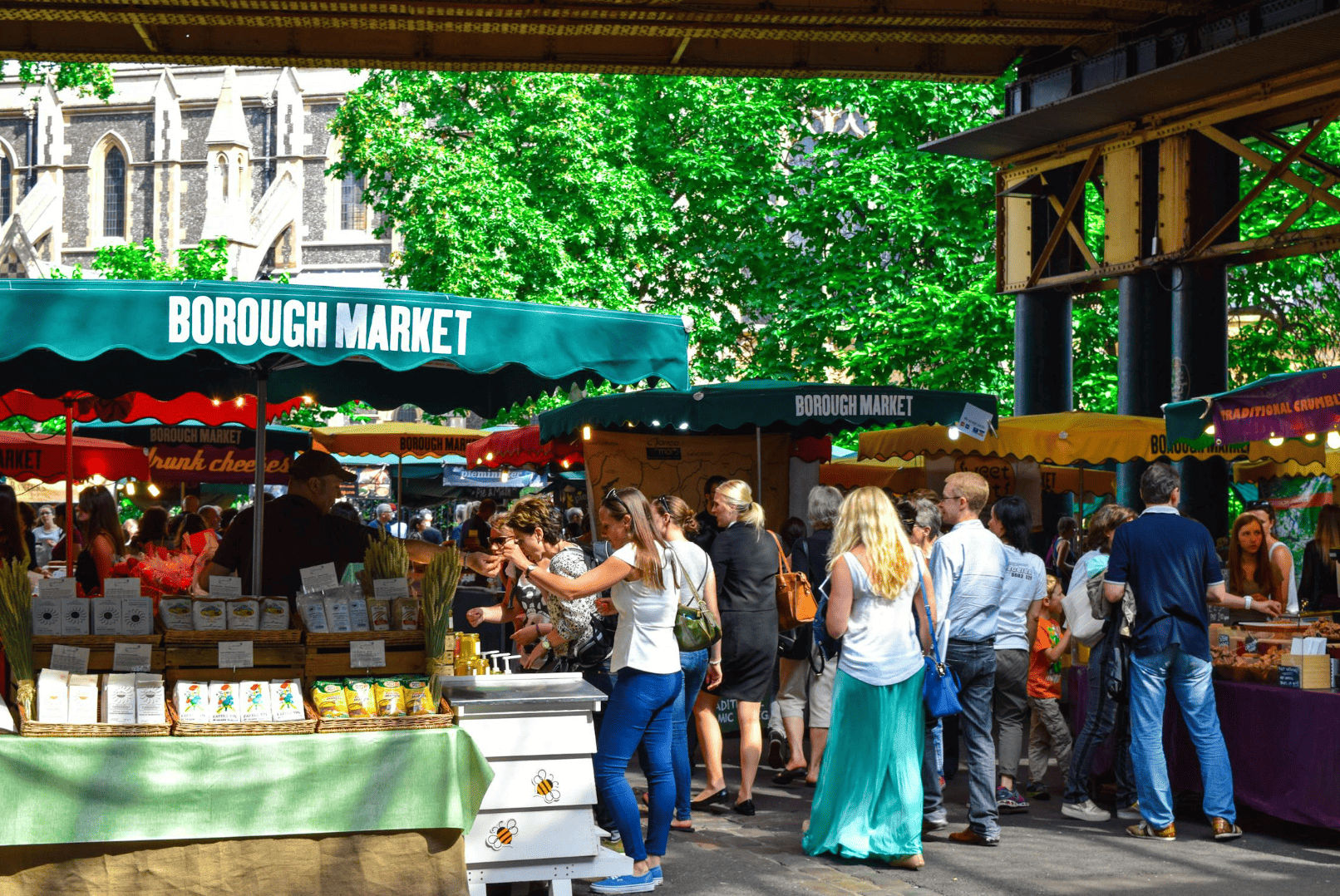 Brunch œnologique EVJF à Bordeaux avec dégustation au marché de Bordeaux et accords mets-vins.