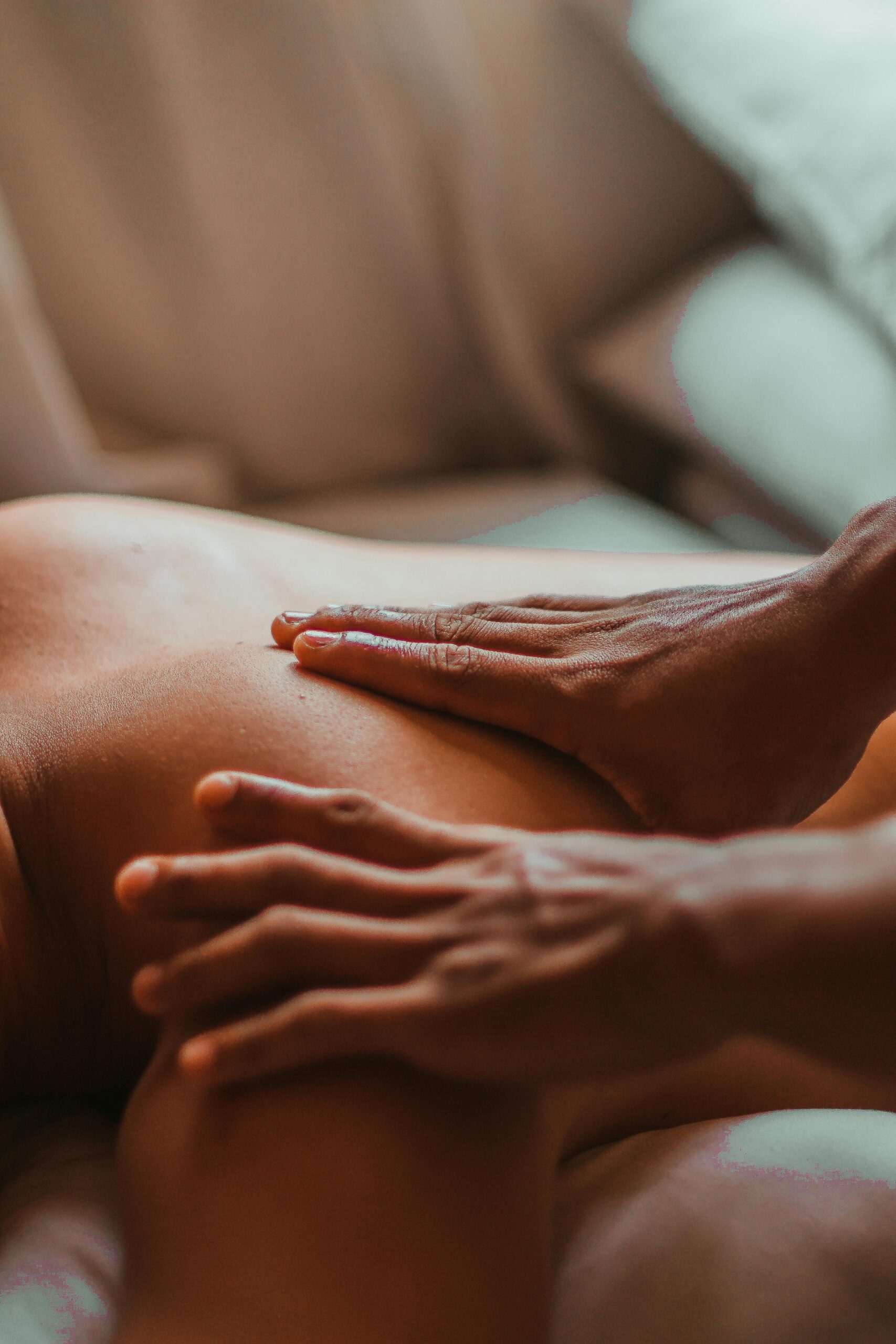 Femme allongée sur une table de massage dans un institut de beauté à Lille, serviette enroulée sur les cheveux, ambiance zen et tamisée, dans le cadre d’un enterrement de vie de jeune fille