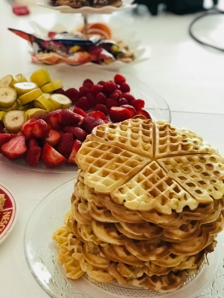Brunch gourmand à Deauville avec table joliment dressée, assiettes sucrées et salées, et ambiance chaleureuse entre amies.