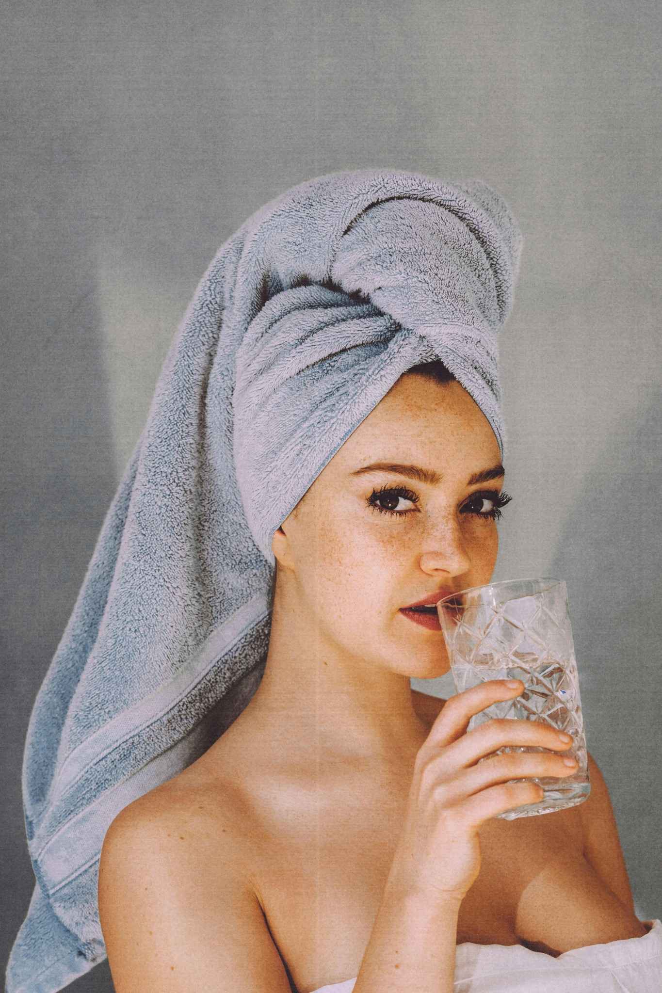 Ambiance apaisante dans un spa à Deauville avec lumière tamisée, eau turquoise et cadre relaxant pour un EVJF bien-être