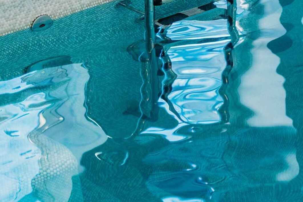 Jeunes femmes profitant d’une expérience bien-être lors d’un EVJF dans un spa confidentiel à Deauville