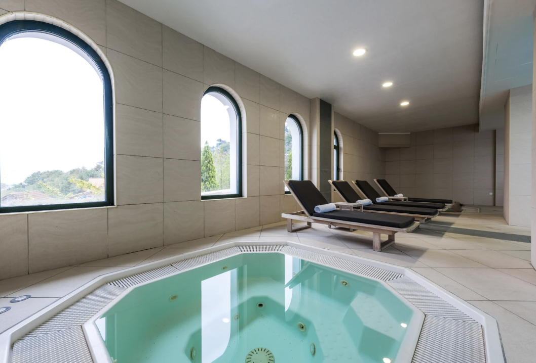 Moment détente au spa pour un EVJF à Strasbourg, entre bien-être et complicité entre amies.