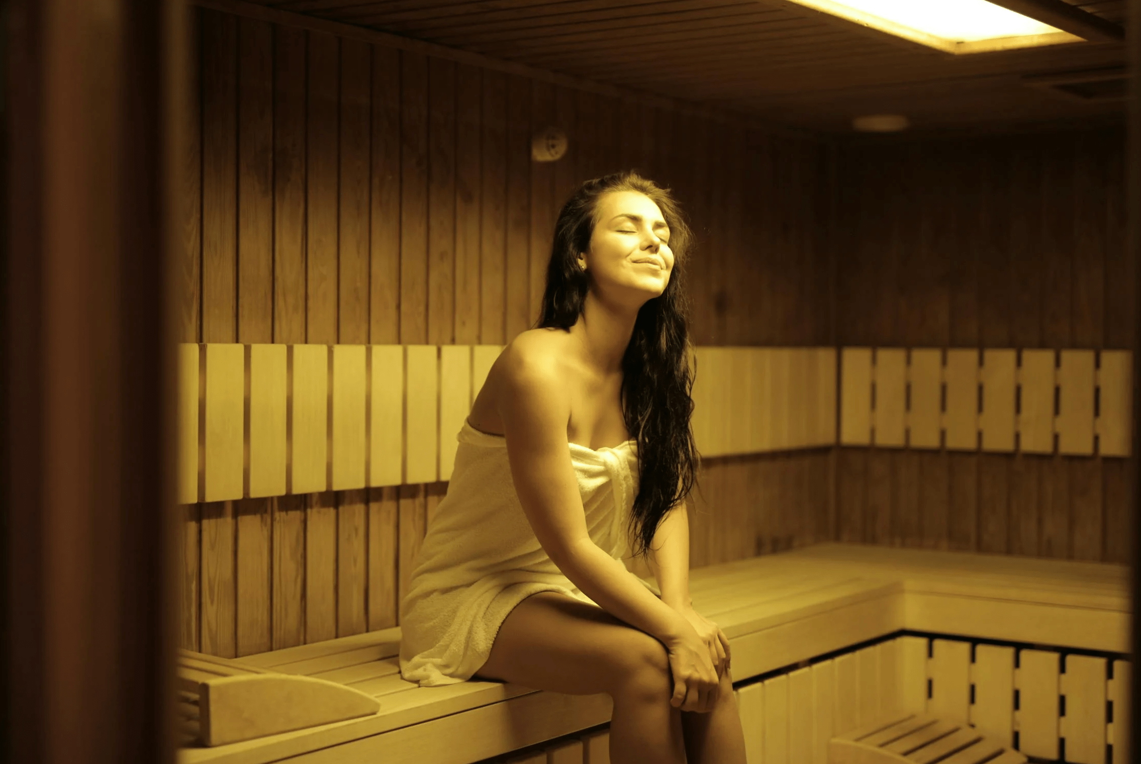 Groupe de femmes profitant d’un sauna privatif lors d’un enterrement de vie de jeune fille à Lyon.