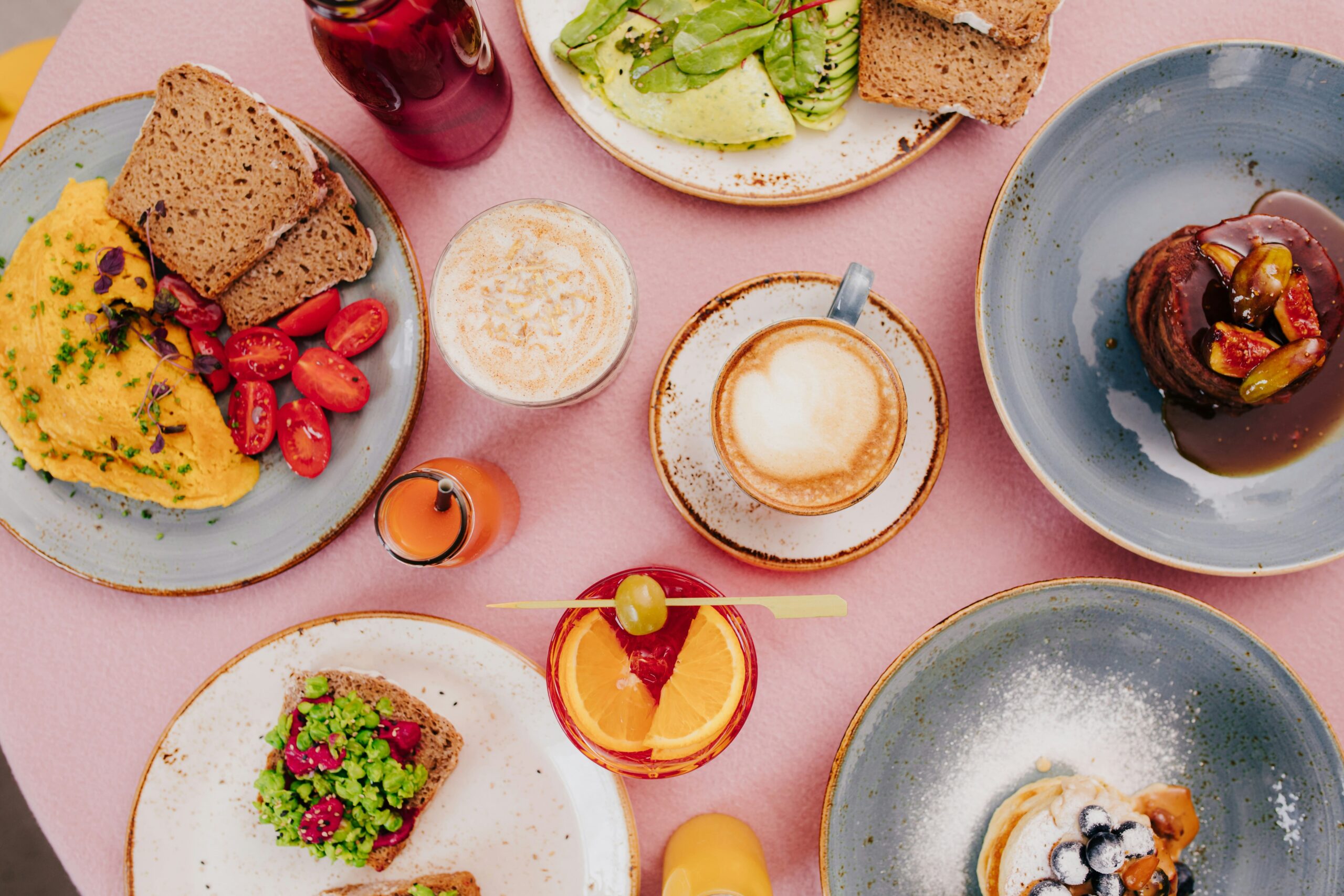 Brunch EVJF dans un lieu girly et fleuri à Annecy, avec table décorée et plats gourmands pour la future mariée