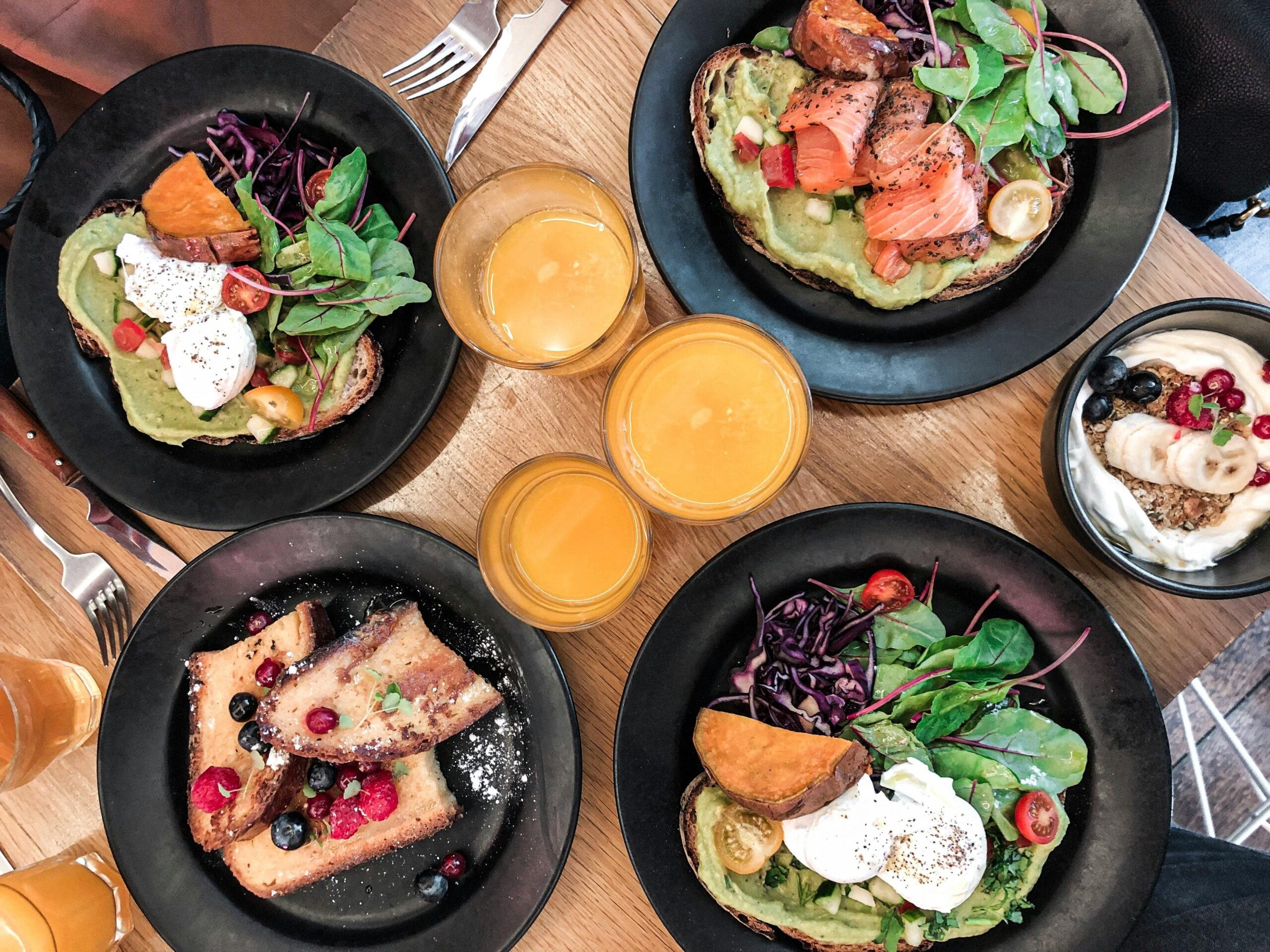 Assortiment de plats sucrés et salés avec jus frais et salades colorées pour un Brunch EVJF à Marseille.
