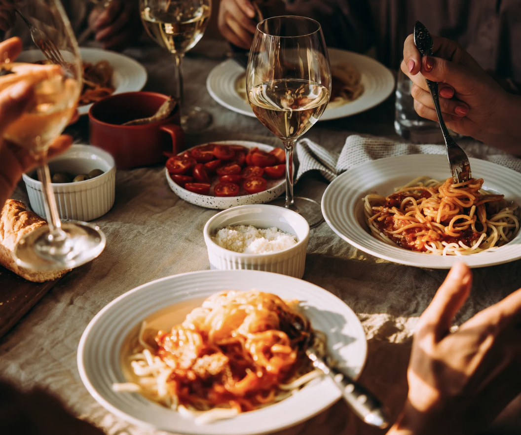 Dîner festif entre amies pour un EVJF à Lyon, ambiance élégante et conviviale.
