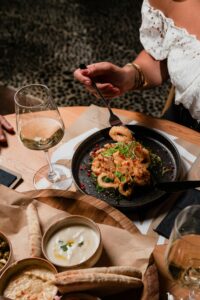 Dîner EVJF à Strasbourg – table décorée élégamment pour une soirée entre amies.