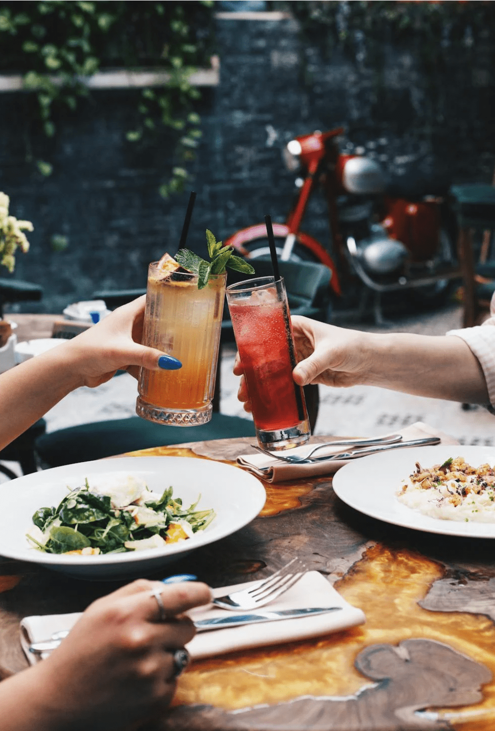 Soirée entre amies pour un EVJF dans un restaurant convivial à Bordeaux