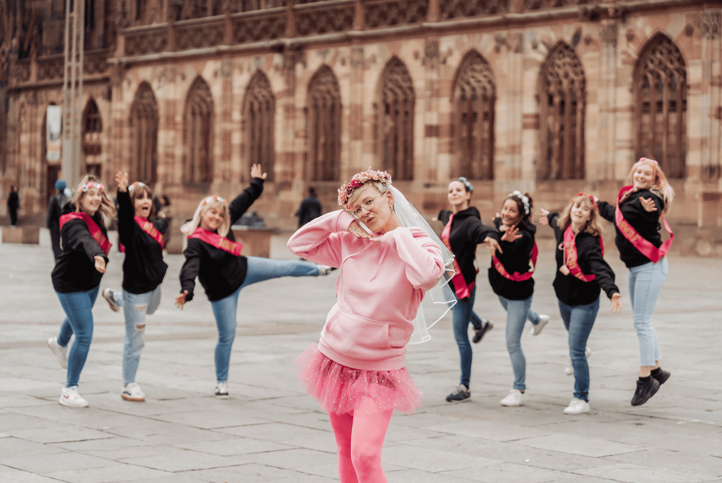 Future mariée posant élégamment lors d’un shooting photo EVJF à Strasbourg – ambiance chic et urbaine.