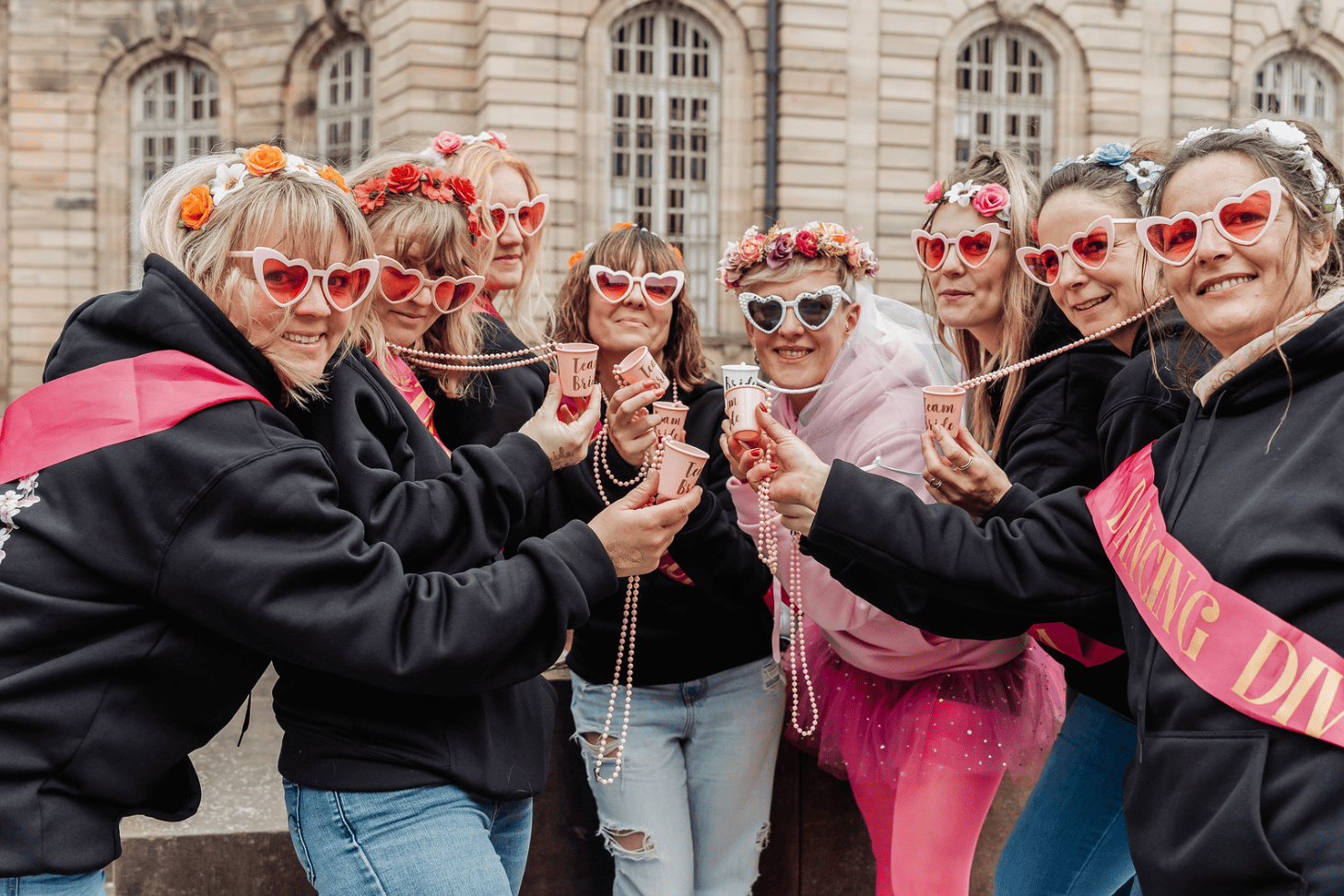 Groupe de filles lors d’un shooting photo EVJF à Strasbourg – rires, poses et souvenirs partagés dans la ville.