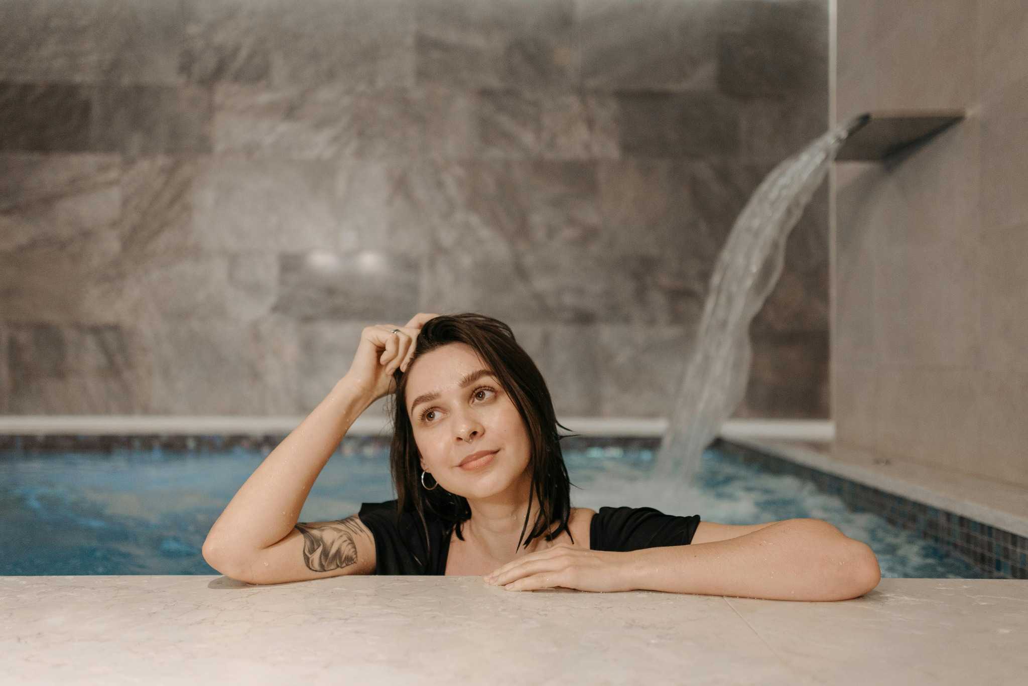 jeune femme profitant d’un moment de relaxation pendant un EVJF à Marseille.