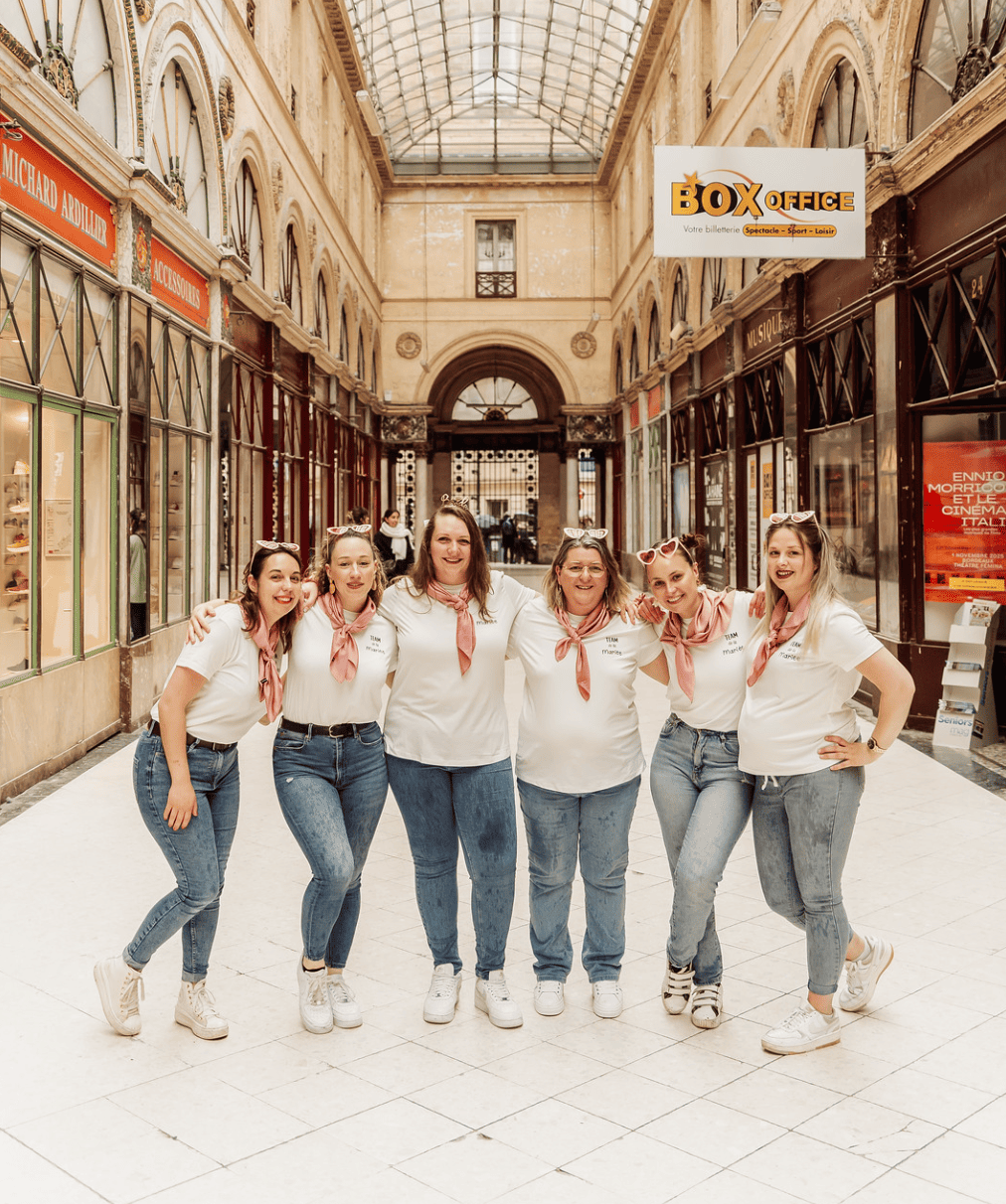 Groupe de femmes participant à un EVJF à Bordeaux, en pleine activité du Trésor de la Mariée, marchant ensemble dans les rues avec une carte en main