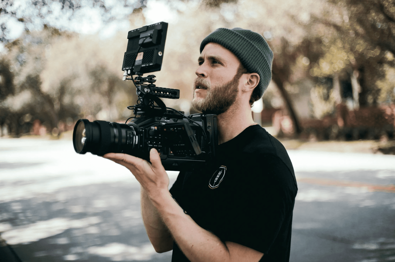 Vidéaste filmant un groupe lors d’un clip vidéo EVJF à Strasbourg, captation dynamique et professionnelle.