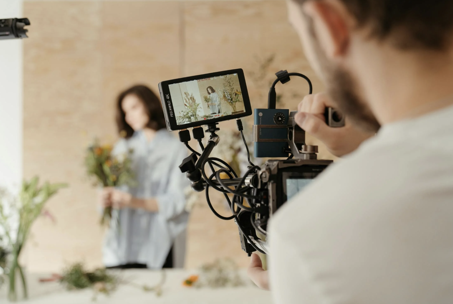 Vidéaste en train de filmer un groupe de jeunes femmes pendant un tournage de clip vidéo EVJF dans les rues de Toulouse.