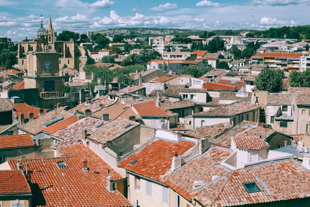 Panorama sur les toits d’Aix-en-Provence avec son centre historique, une destination parfaite pour un EVJF