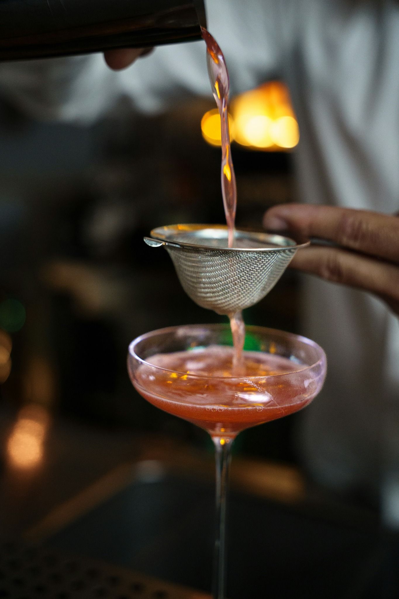 Préparation d’un cocktail raffiné dans un bar à Annecy, lors d’un atelier mixologie EVJF avec un barman professionnel.