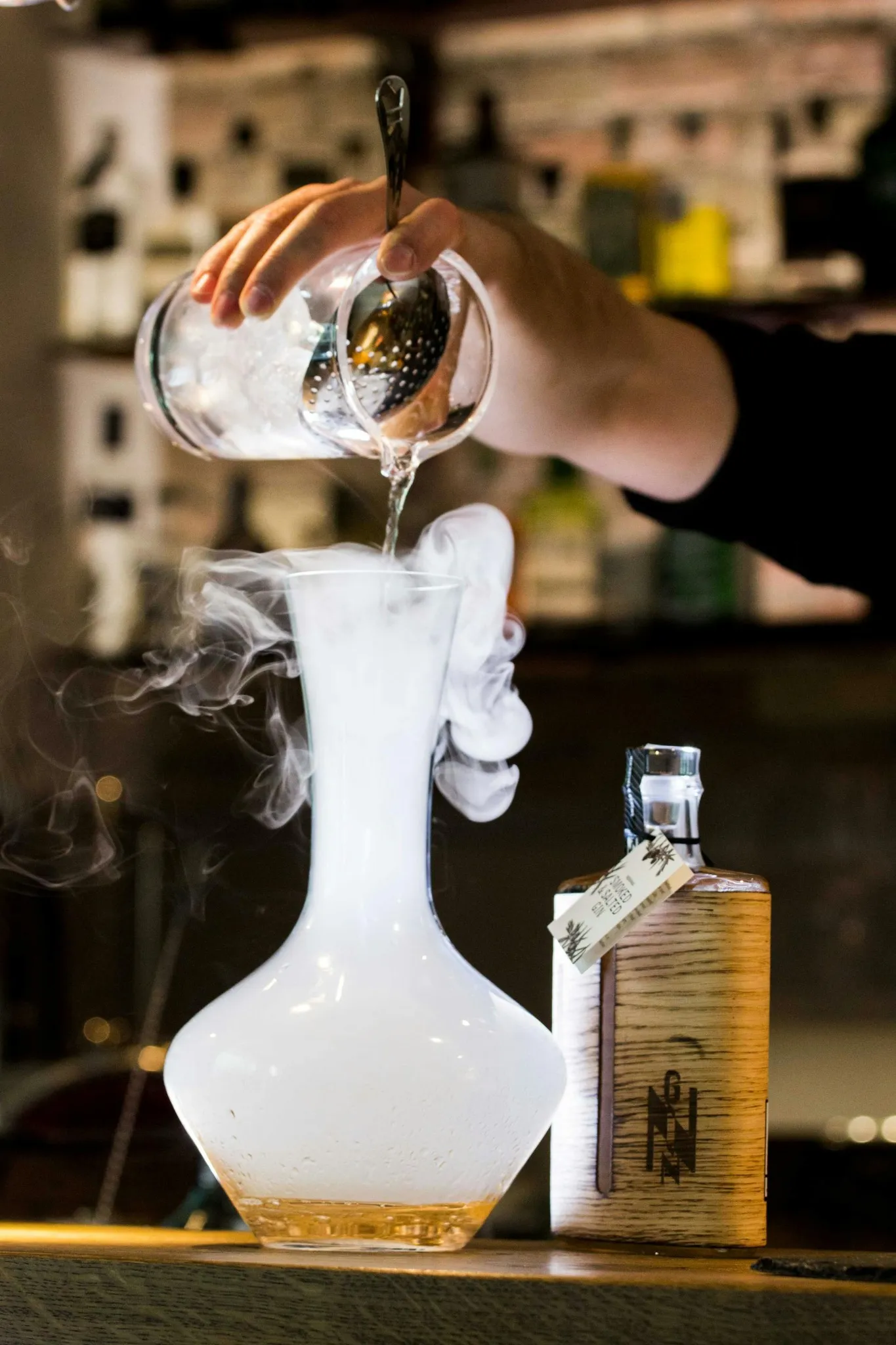 Animation d’un atelier cocktail créatif pour un enterrement de vie de jeune fille (EVJF) à Aix-les-Bains.