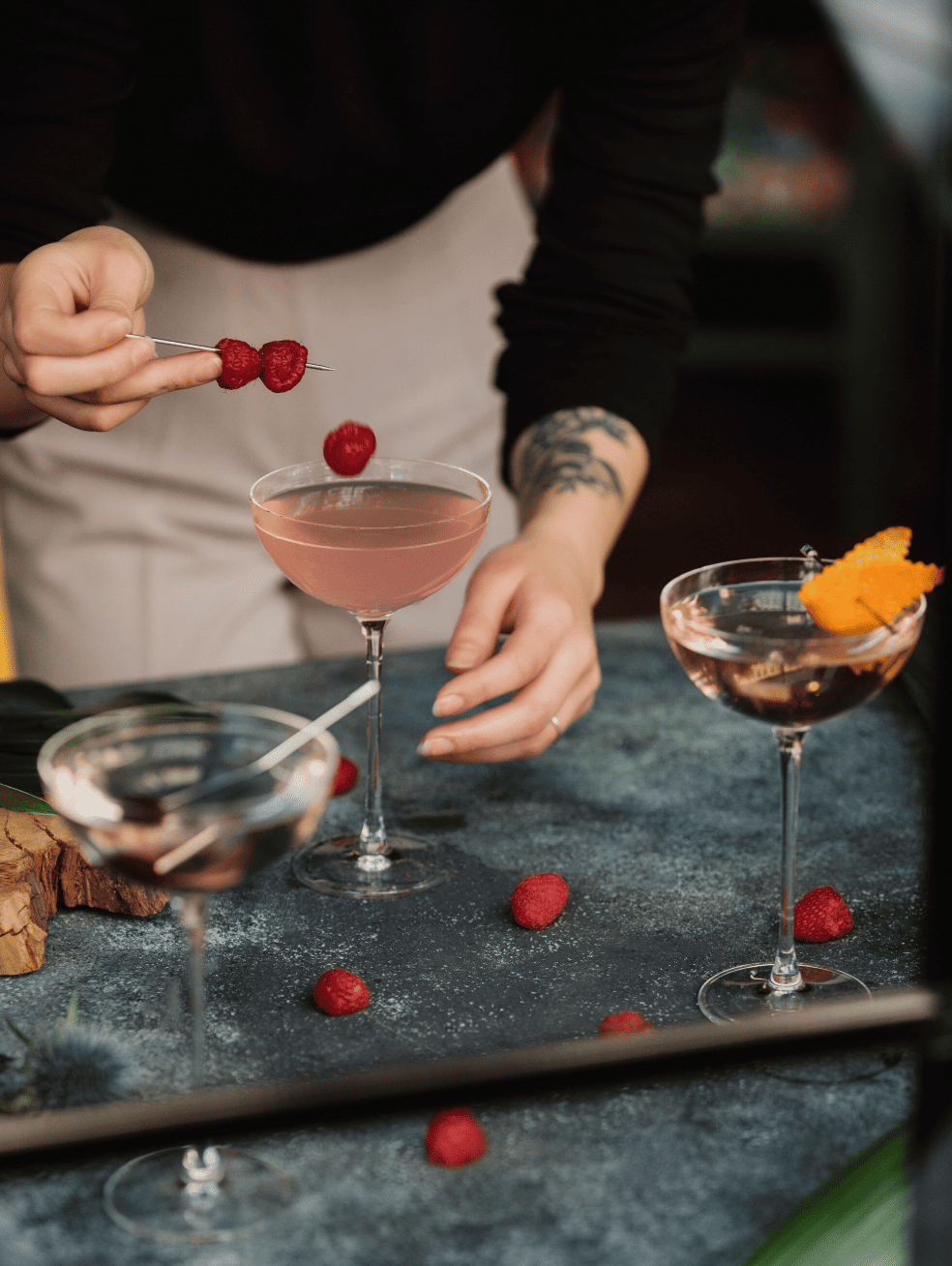 Démonstration de mixologie lors d’un atelier cocktail privatisé pour EVJF à Strasbourg, ambiance élégante et festive entre amies.