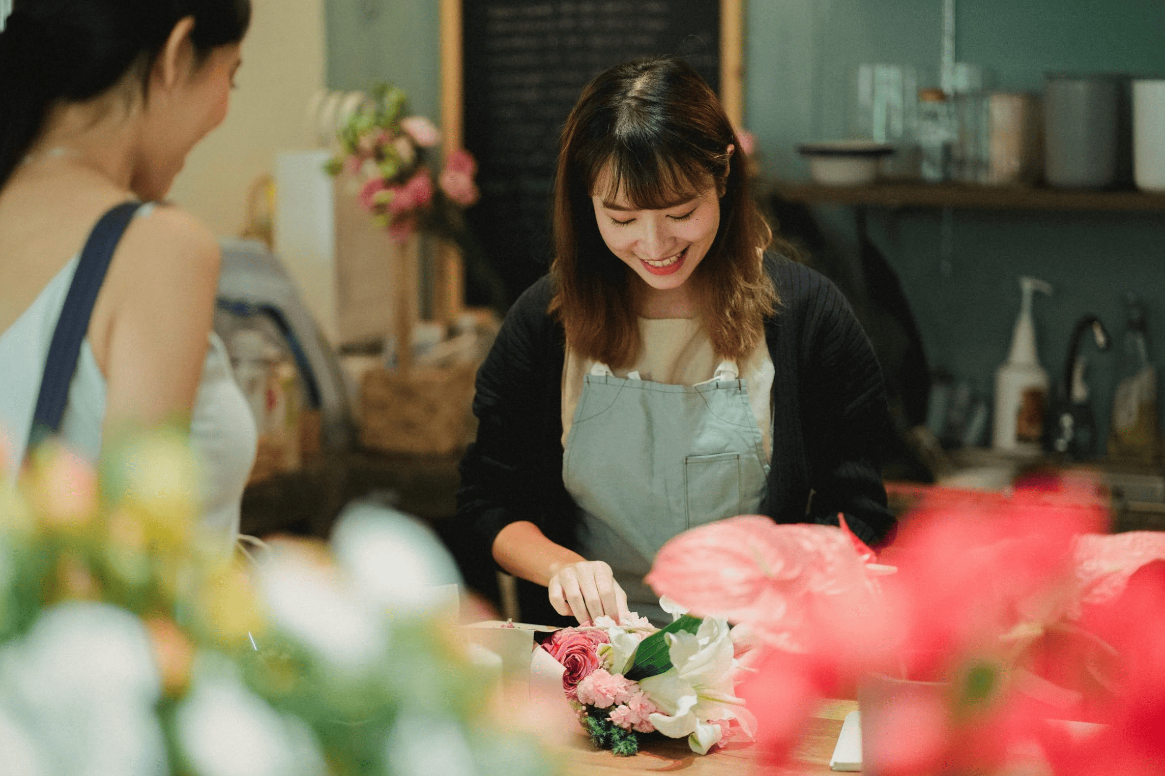 Atelier de création de couronnes de fleurs pour un EVJF à Lyon, avec fleurs fraîches et matériel créatif.