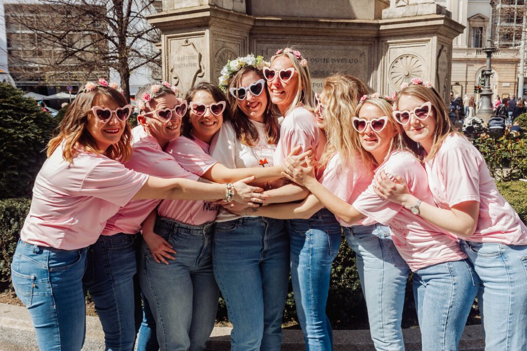 Groupe de femmes souriantes portant des couronnes de fleurs lors d’un EVJF à Lyon.