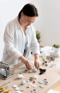 Création de bijoux en pâte Fimo lors d’un atelier EVJF à Strasbourg, mains en train de modeler des formes colorées