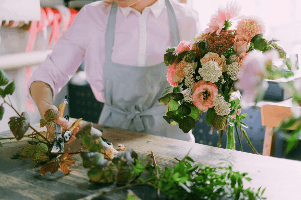 Bouquet bohème réalisé pendant un atelier floral EVJF à Strasbourg, avec des fleurs sauvages et des teintes naturelles