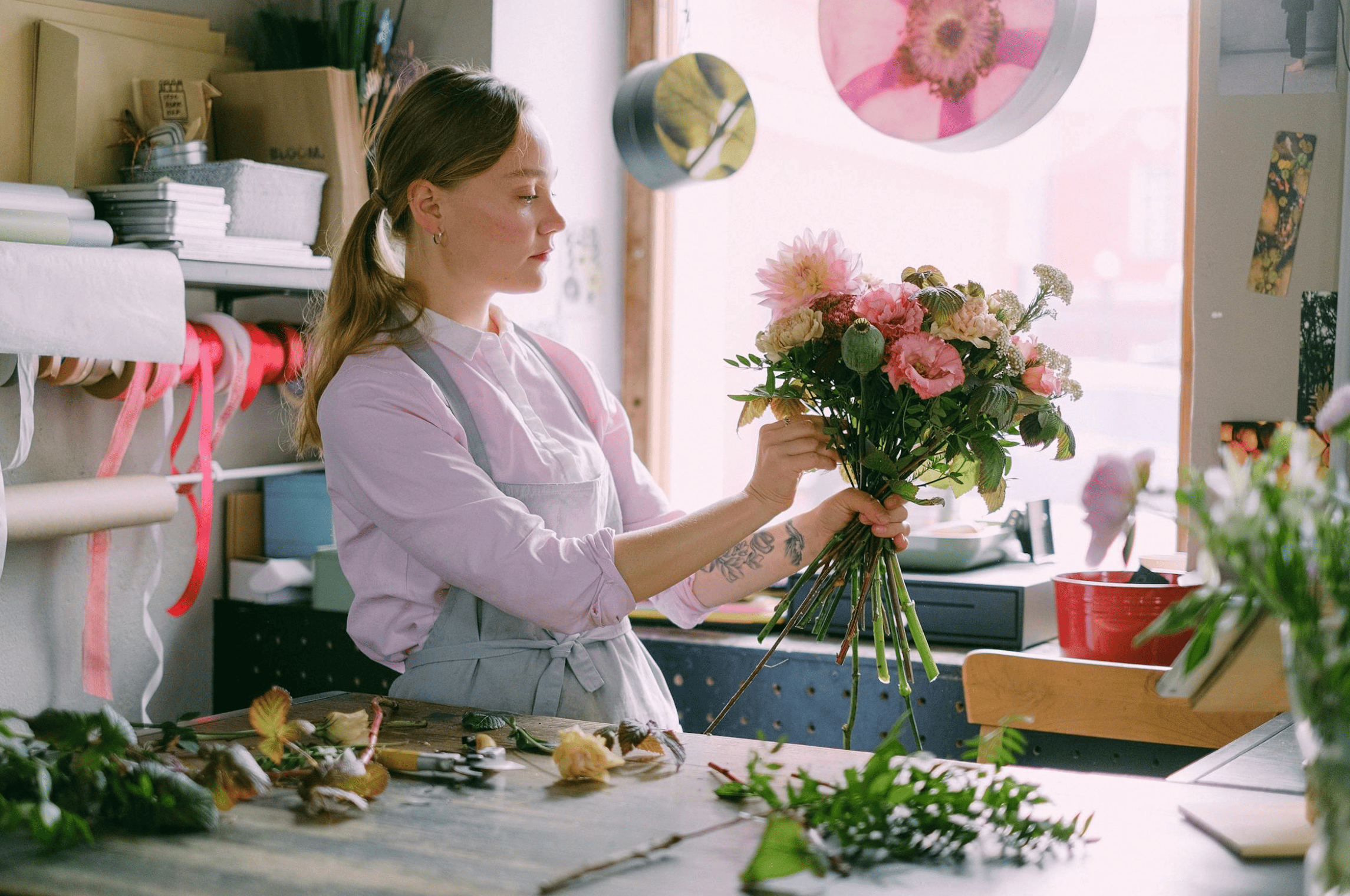 Bouquet de fleurs fraîches réalisé lors d’un atelier floral EVJF à Strasbourg, mélange de couleurs douces et de textures naturelles