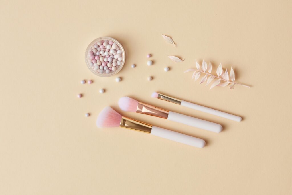 Accessoires de maquillage et perles illuminatrices pour un atelier beauté EVJF à Nantes