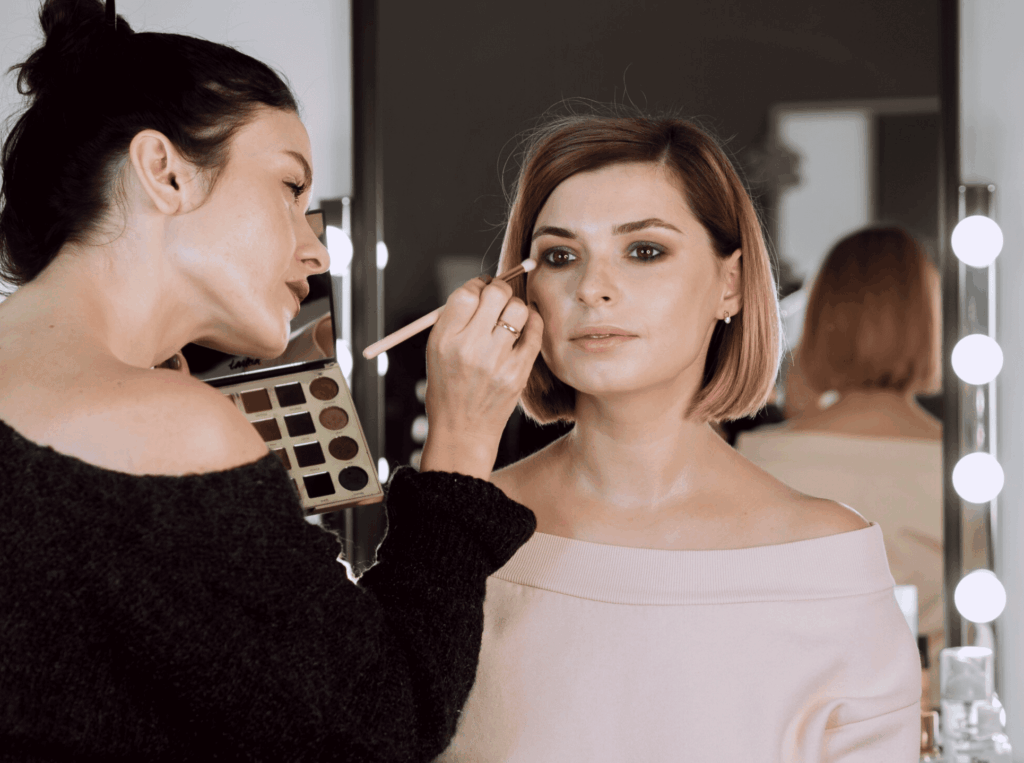 Groupe de filles assistant à une séance de conseils maquillage pendant un EVJF à Strasbourg, pendant que la future mariée se fait maquiller.