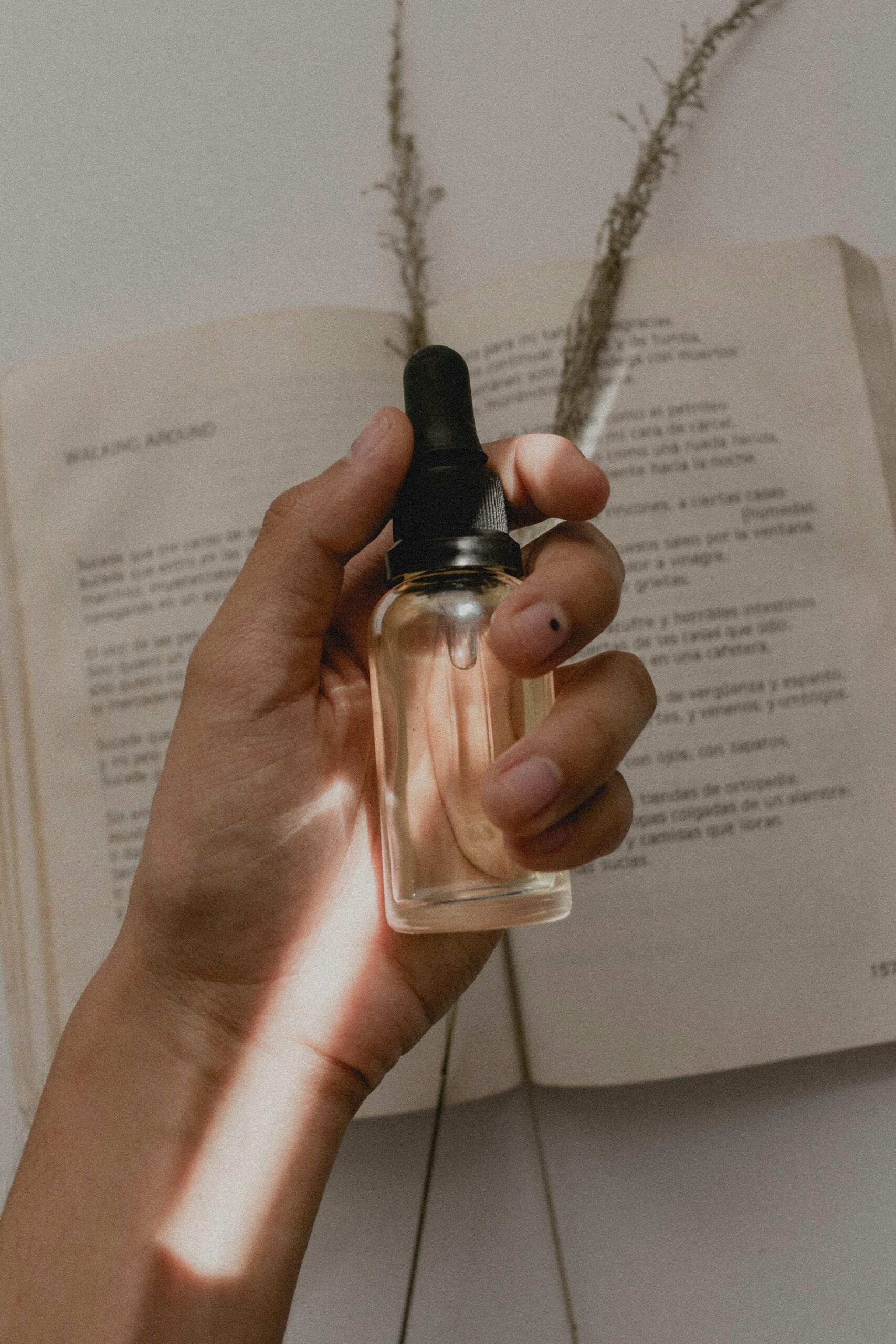 Flacon de parfum personnalisé tenu à la main pendant un atelier EVJF à Biarritz
