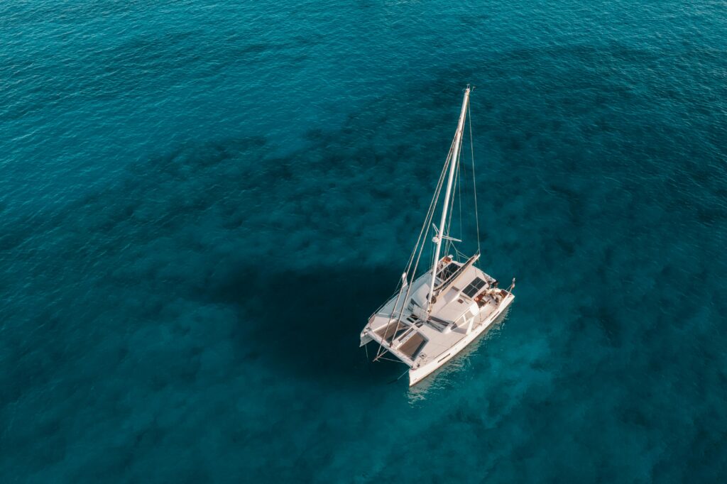 Catamaran naviguant dans le bassin d’Arcachon pour une croisière EVJF entre amies