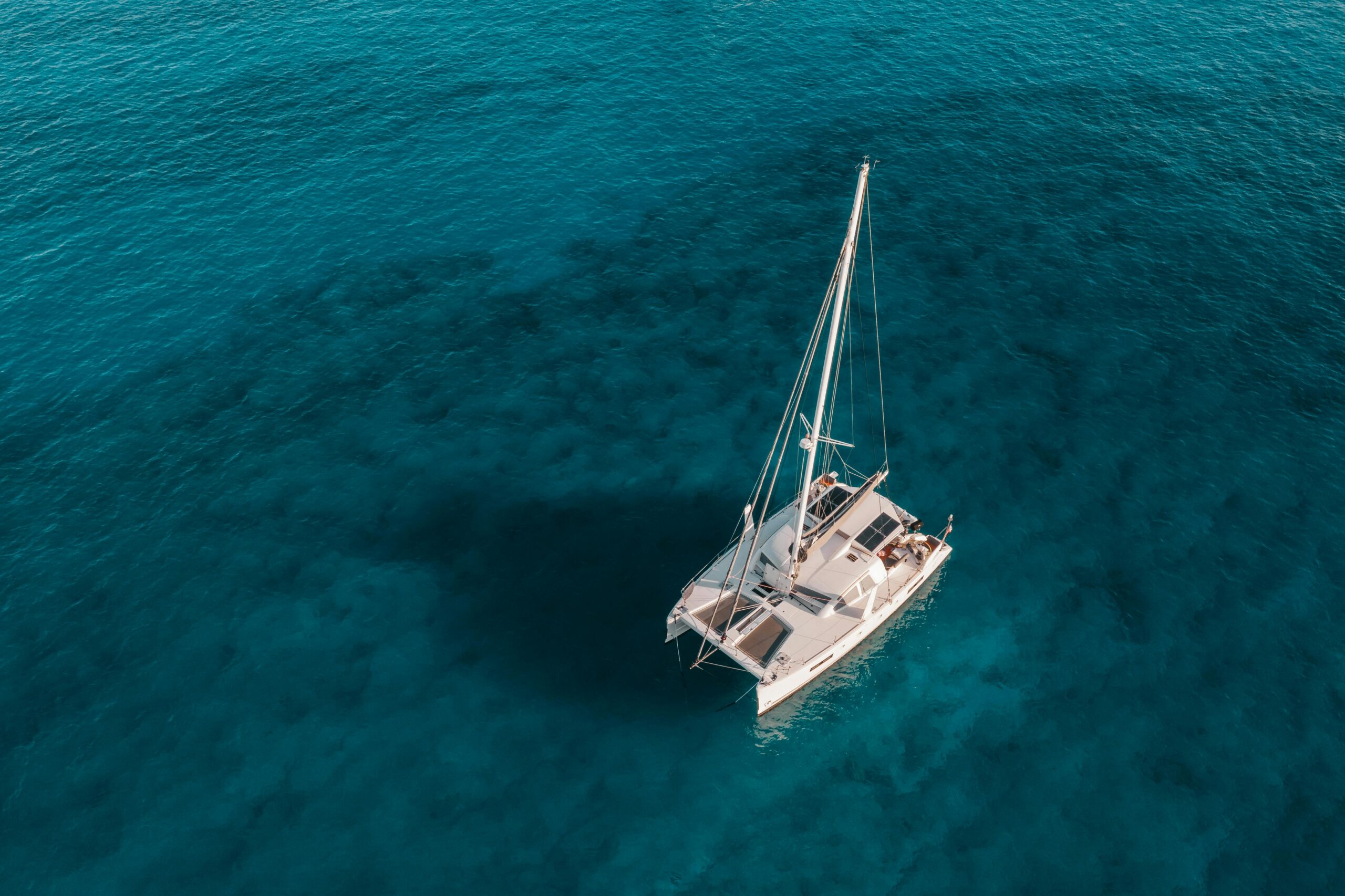 Catamaran naviguant dans le bassin d’Arcachon pour une croisière EVJF entre amies