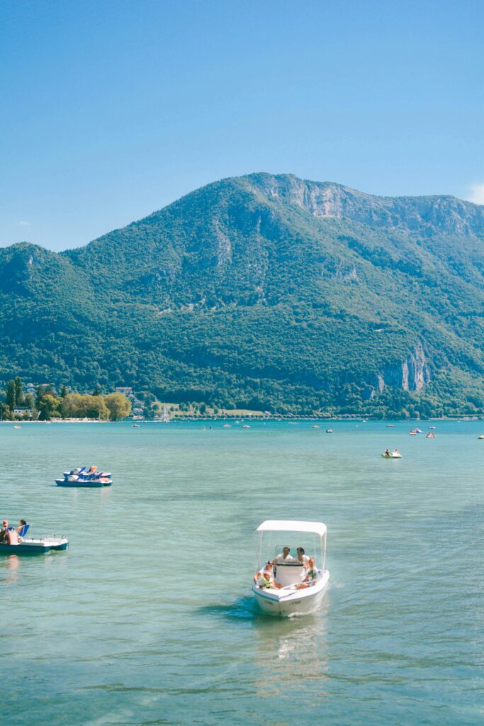 Bateau privatisé sur le lac d’Annecy pour une croisière EVJF entre amies avec vue sur les montagnes
