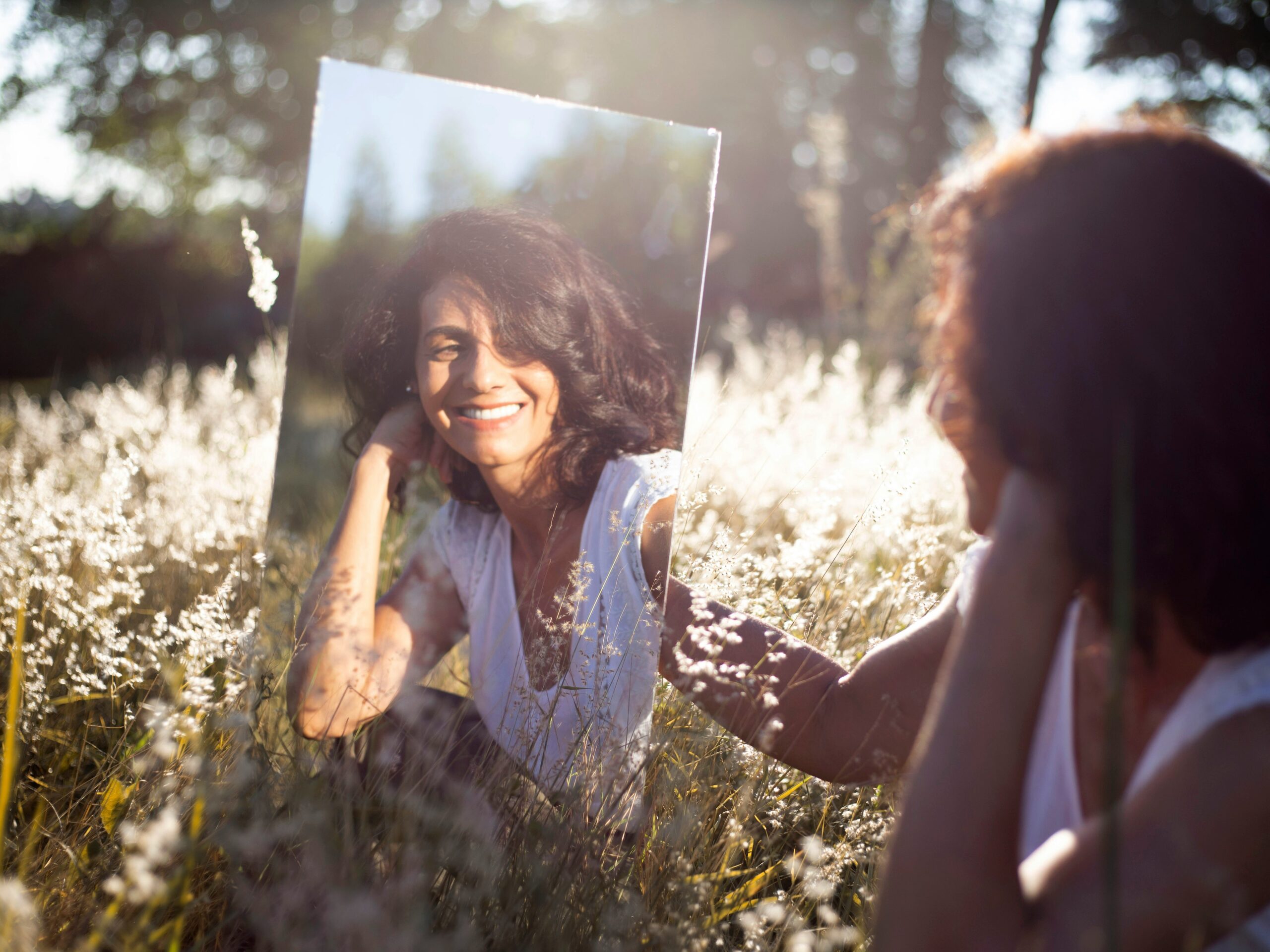 Jeune femme devant un miroir à Biarritz