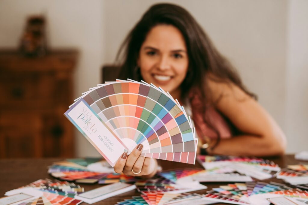 Femme présentant un nuancier de couleurs lors d’un atelier colorimétrie EVJF à Biarritz